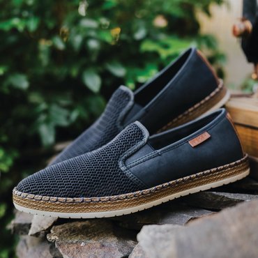 Námornícke trendy v dámskej aj pánskej obuvi